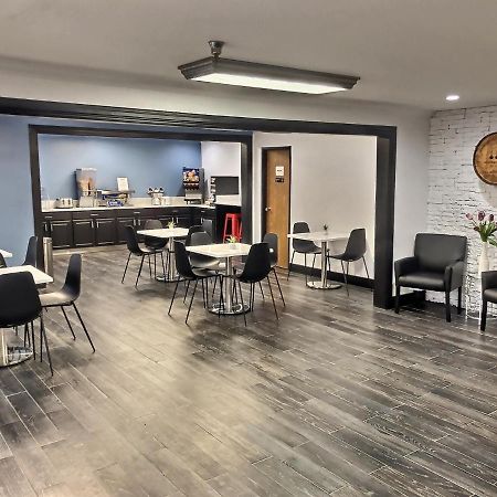 乔治敦速8酒店 外观 照片